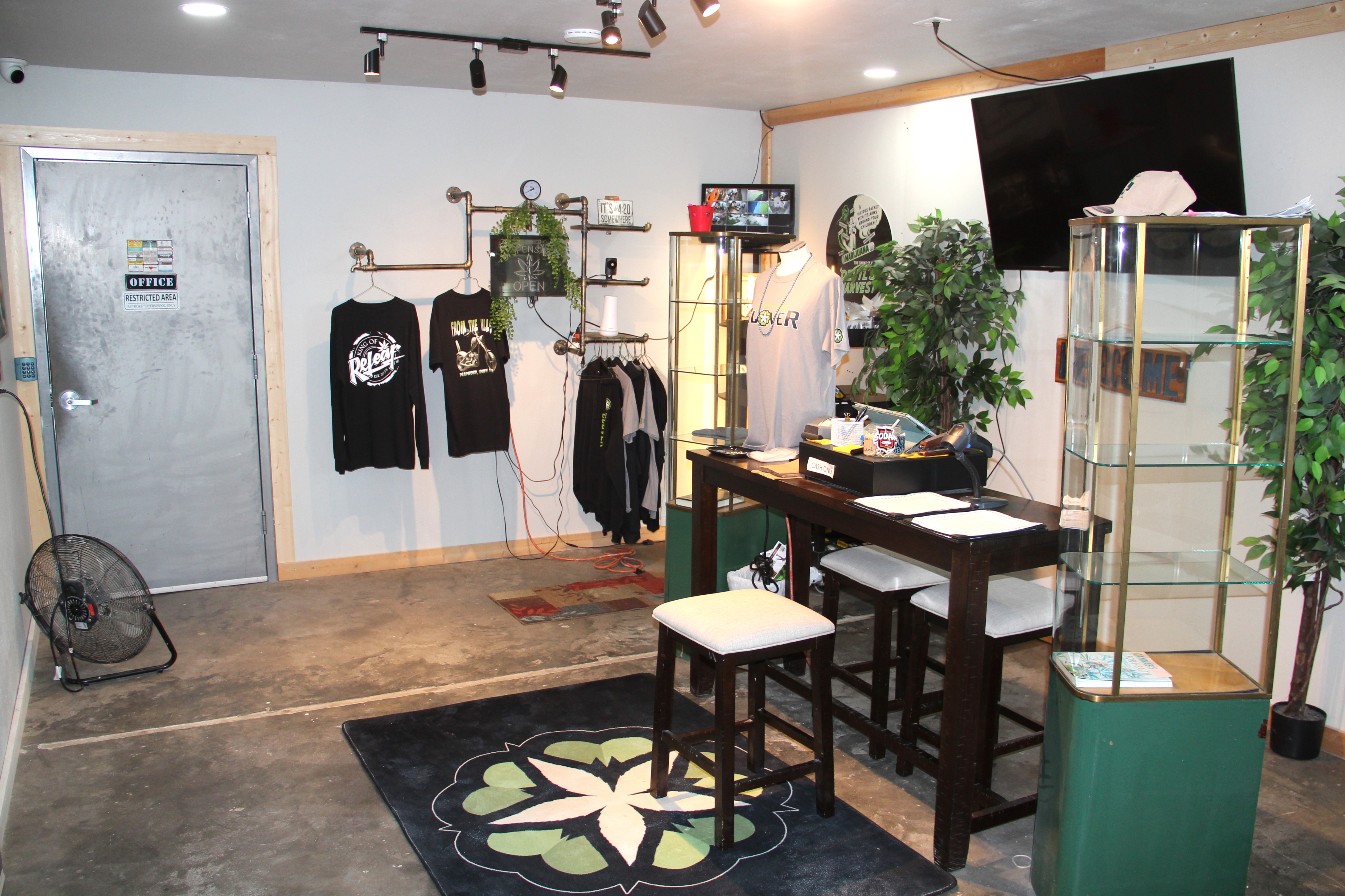 FIVE LEAF CLOVER SMOKE SHOP — Colome, SD real estate photo thumbnail 11