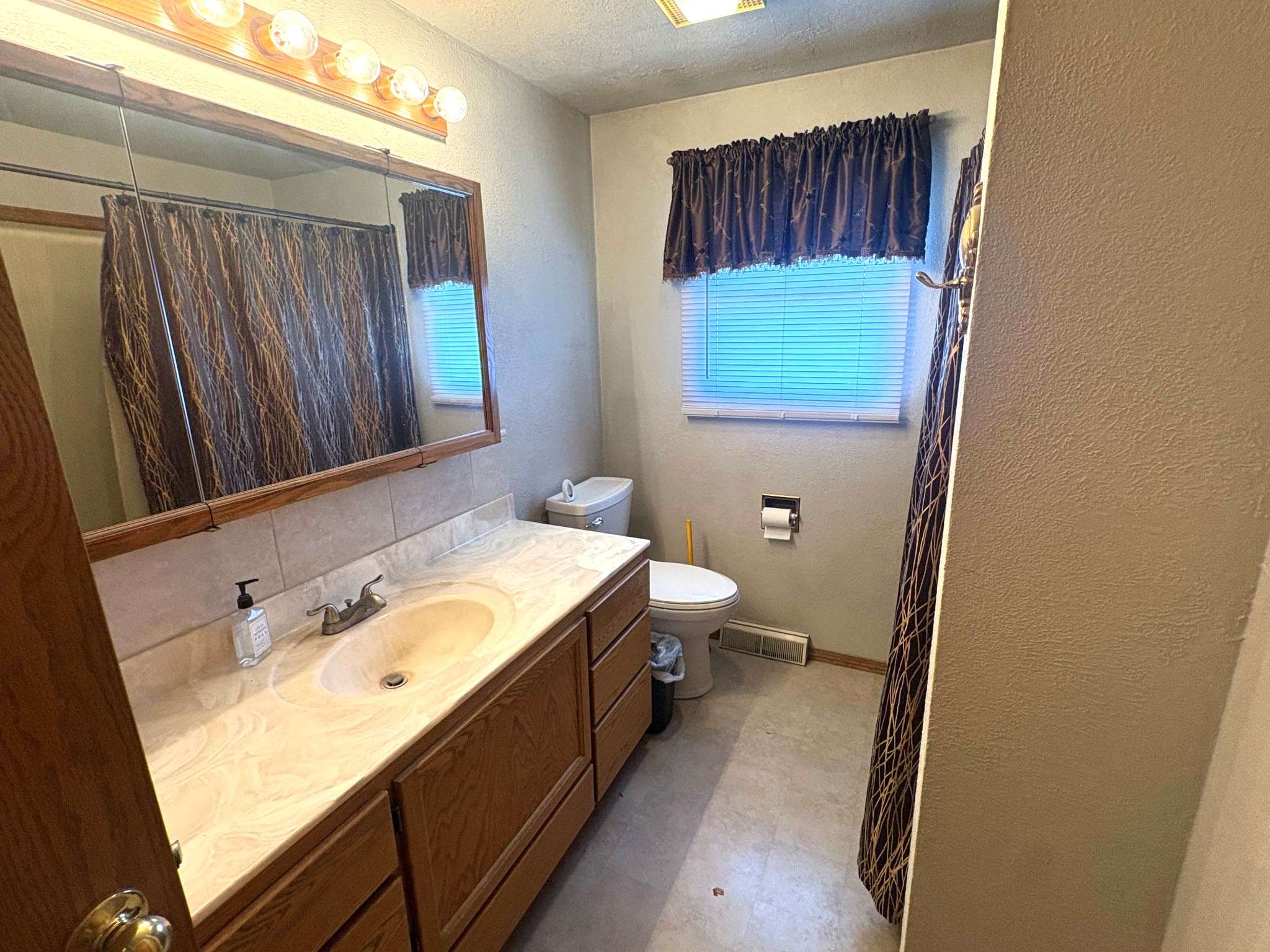 Split Level Home on 20 Acres with Machine Shed — Winner, SD real estate photo thumbnail 13